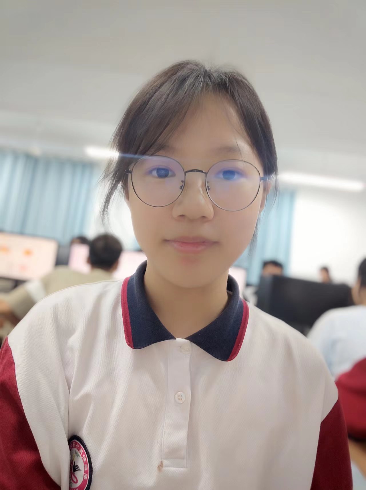 杨    欢